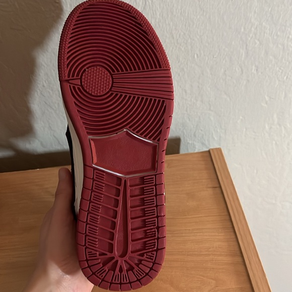 Red and white sneakers - Picture 5 of 8